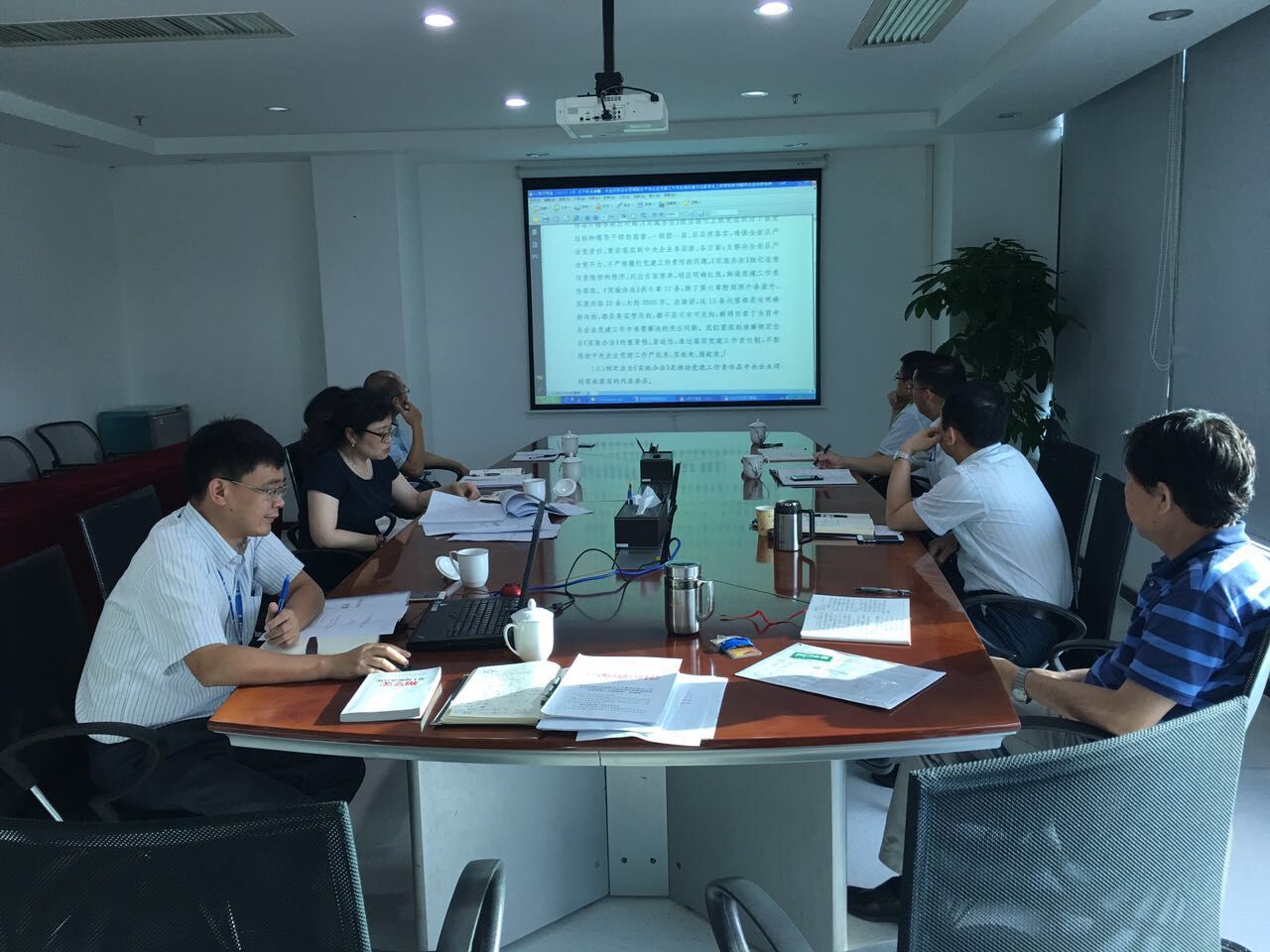 1517895487774787.jpg 黨委書記黃艷同志帶領學習并分享學習體會.jpg